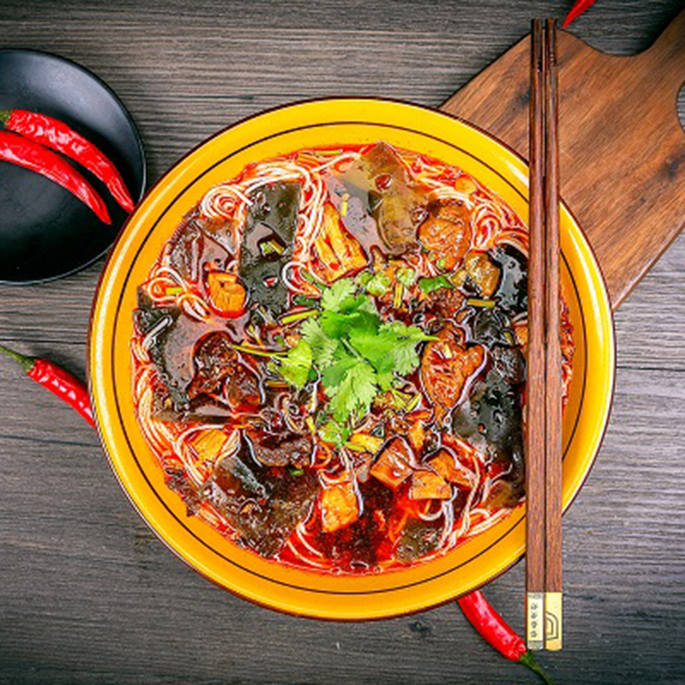 綿陽米粉海帶包廠家 方便速食紅油牛肉 網紅重慶酸辣粉 吃在途中