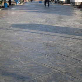 重慶萬州區壓花地坪   彩色壓紋地坪 彩色壓模地面 水泥壓印地坪材料  壓花地坪材料廠家  藝術壓花地坪強化劑   廠家免費指導施工