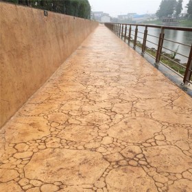 什邡市 藝術(shù)壓花地坪材料廠家 水泥壓印  壓膜地坪材料  廠家免費(fèi)指導(dǎo)施工